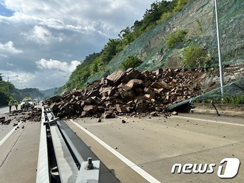 5일 오전 7시27분쯤 대구 군위군 효령면 불로리 상주~영천고속도로 불로터널 인근에서 산사태가 나 하향선 차량 통행이 통제됐다.(대구소방본부 제공)