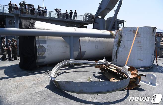 지난달 16일 오후 경기도 평택 소재 해군 제2함대 사령부에서 5월 말 서해에 떨어진 북한 우주 발사체 일부가 언론에 공개되고 있다. 2023.6.16/뉴스1 ⓒ News1 사진공동취재단