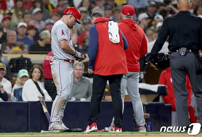 부상으로 장기 결장이 불가피해진 마이크 트라웃. ⓒ AFP=뉴스1