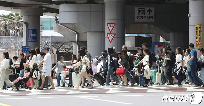 부처님오신날 연휴가 이어지는 28일 오전 제주국제공항에서 관광객들이 렌터카 하우스로 향하고 있다. 2023.5.28/뉴스1 ⓒ News1 오현지 기자