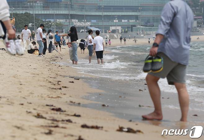 부산 해운대해수욕장을 찾은 관광객들이 바닷물에 발을 담그고 있다. 2023.5.15/뉴스1 ⓒ News1 윤일지 기자