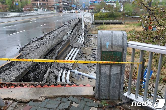 지난 4월5일 오전 경기 성남시 분당구 정자동 정자교 보행로 일부 구간과 난간이 붕괴되는 사고가 발생, 현장이 통제되고 있다. 이 사고로 30대 여성 A씨가 숨지고 30대 남성 B씨는 중상을 입었다. 2023.4.5/뉴스1 ⓒ News1 김진환 기자