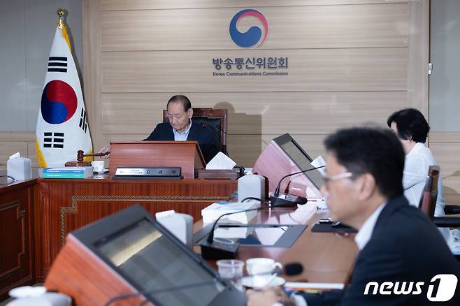 김효재 방송통신위원회 위원장 직무대행이 5일 오전 경기도 과천시 정부과천청사 내 방송통신위원회에서 열린 전체회의에서 의사봉을 두드리고 있다. 2023.7.5/뉴스1 ⓒ News1 이재명 기자