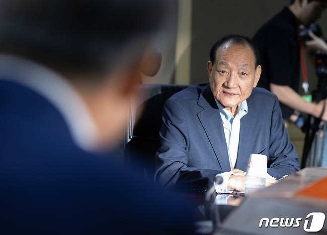 김효재 방송통신위원회 위원장 직무대행이 5일 오전 윤석열 정부의 방송장악시도 저지와 독단적인 운영 관련 항의방문에 나선 더불어민주당 과학기술정보방송통신위원회 의원들과 대화를 하고 있다. 2023.7.5/뉴스1 ⓒ News1 이재명 기자