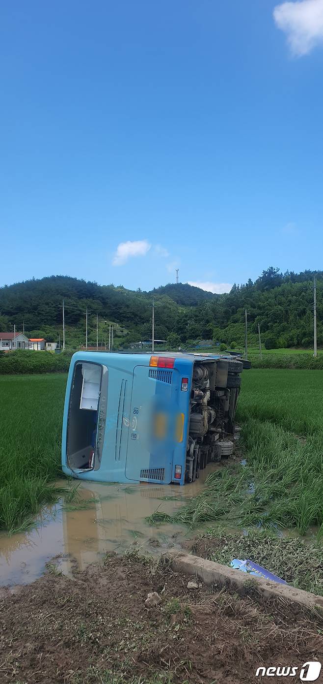 5일 오후 1시17분쯤 전남 고흥군 과역면 한 삼거리 인근에서 군내버스가 넘어지는 사고가 발생했다.(고흥소방서 제공)2023.7.5/뉴스1