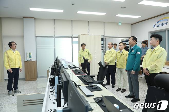 권영세 통일부 장관이 5일 경기도 연천군 군남댐을 방문해 관계자들의 설명을 듣고 있다.(통일부 제공)