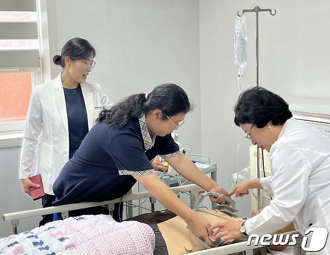 경북 포항대 간호학과가 포항여중 1학년들을 대상으로 진로체험 실습을 하고 있다..(포항대학교제공)2023.7.5/뉴스1