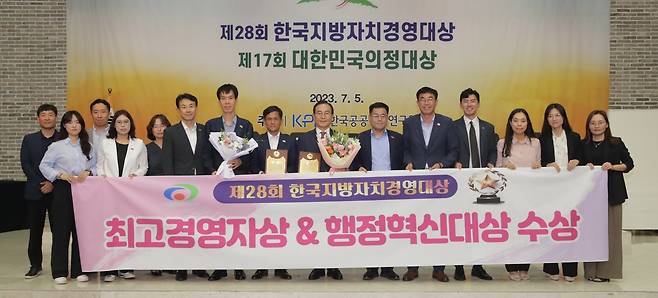 5일 서울공군호텔에서 열린 제28회 한국지방자치경영대상에서 단체부문 행정혁신 대상, 개인부문 최고경영자상을 수상한 박상돈 천안시장과 직원들이 단체 사진을 촬영하고 있다. (천안시청 제공)