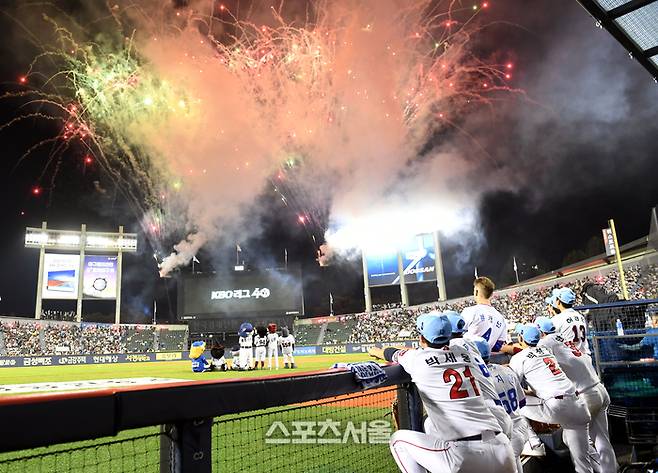 드림선수들이 16일 잠실야구장에서 열린 2022 KBO 리그 올스타전 클리닝 타임에 펼쳐진 불꽃놀이를 지켜보고 있다. 2022. 7. 16. 잠실 | 최승섭기자 thunder@sportsseoul.com