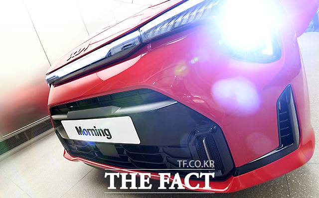 기아 모닝은 형제 모델 레이와 사촌격인 현대자동차 '캐스퍼'와 함께 국내 경차 시장에서 3파전 구도가 형성됐다. 사진은 4일 인천 미추홀구 기아 인천 플래그십 스토어에 전시된 '더 뉴 모닝' 모습. /임영무 기자