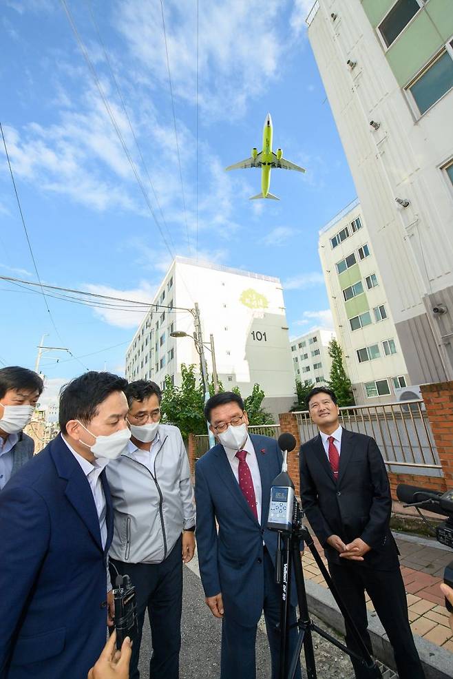 소음피해지역인 신월동아파트를 방문해 소음 측정중인 원희룡 장관과 이기재 양천구청장