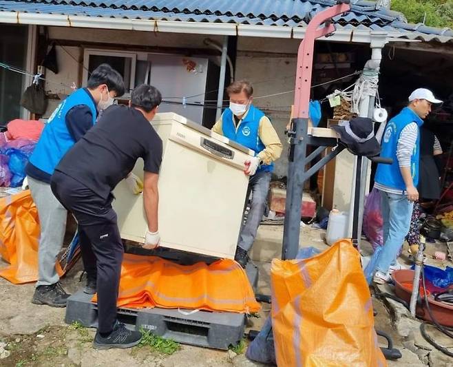 고장난 전자제품 철거하며 주거환경개선활동을 진행하고 있다.［사진제공=보성군］