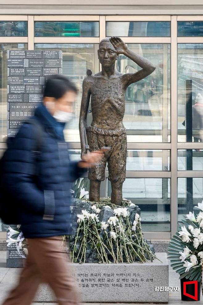 정부가 일제 강제징용 피해배상 해법 공식 발표를 앞둔 지난 3월6일 서울 용산역 광장에 설치된 강제징용노동자상 앞을 시민들이 지나가고 있다. 사진=강진형 기자aymsdream@