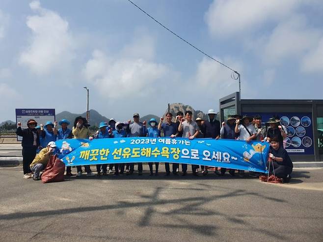 5일, 군산시는 선유도해수욕장 개장을 앞두고 주민들과 함께 해수욕장 주변 환경정화 활동을 펼쳤다.[사진 제공=군산시]