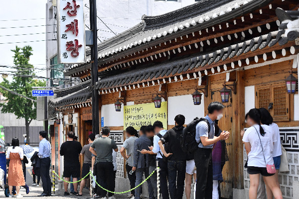 절기상 중복인 26일 서울 종로구의 한 삼계탕 전문점 앞에서 시민들이 줄지어 있다./김현민 기자 kimhyun81@