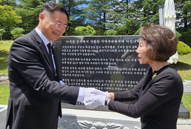 5일 오전 경북 칠곡군 다부동전적기념관에서 열린 6·25전쟁 당시 다부동전투에서 군수품 보급을 담당했던 지게부대원들을 기리는 '다부동전투 참전 주민 위령비 제막식'에서 백선엽   장군 장녀인 백남희 여사가 김재욱 칠곡군수에게 감사를 표하고 있다. /뉴스1