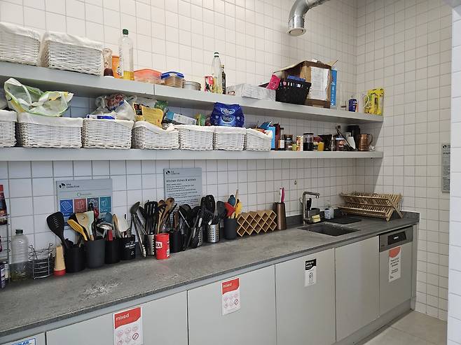공용 주방에 갖춰진 소스와 재료 공간. 이 곳에 갖춰진 모든 것을 사용할 수 있다. /백윤미 기자