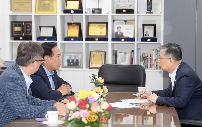 LH 이한준 사장과 대화를 하고 있는 이권재 오산시장(왼쪽)ⓒ오산시 제공