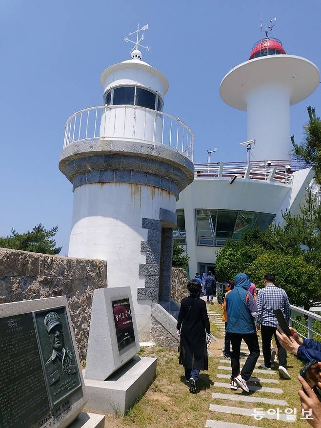 1903년 세워진 우리나라 최초의 팔미도 등대(왼쪽), 100주년인 2003년 퇴역했다. 인천상륙작전 때는 상륙함대가 진입하는 비어수로를 비췄다.  우측은 신축 등대.  구자룡 화정평화재단 21세기평화연구소장