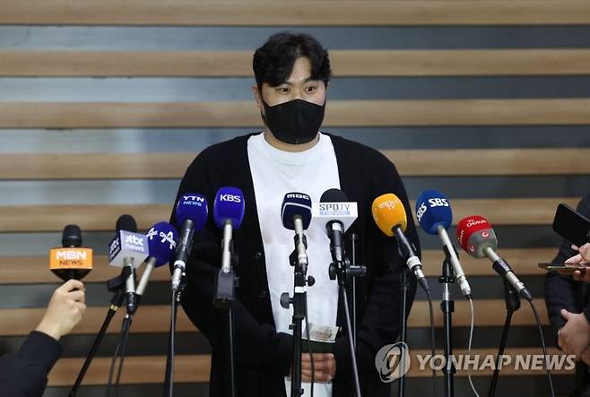 출국하는 류현진, 취재진과 인터뷰 (영종도=연합뉴스) 이지은 기자 = 미국프로야구 메이저리그 토론토 블루제이스의 류현진이 29일 오전 인천국제공항에서 출국하기 전 취재진과 인터뷰를 하고 있다. 팔꿈치 수술을 받고 재활 중인 류현진은 평소보다 한 달 이상 빨리 미국으로 출국해 마운드 복귀를 준비한다. 2022.12.29 jieunlee@yna.co.kr (끝)