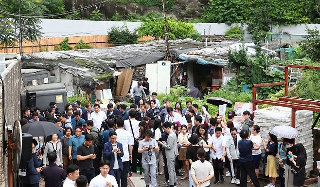 오세훈 서울시장이 5일 서울 종로구 창신동 일대를 찾아 노후주거지 현황을 점검하고 있다. 서울시는 이날 정비가 정체돼 있던 창신동 23번지·숭인동 56번지 일대에 대한 신속통합기획안을 확정했다. 연합뉴스