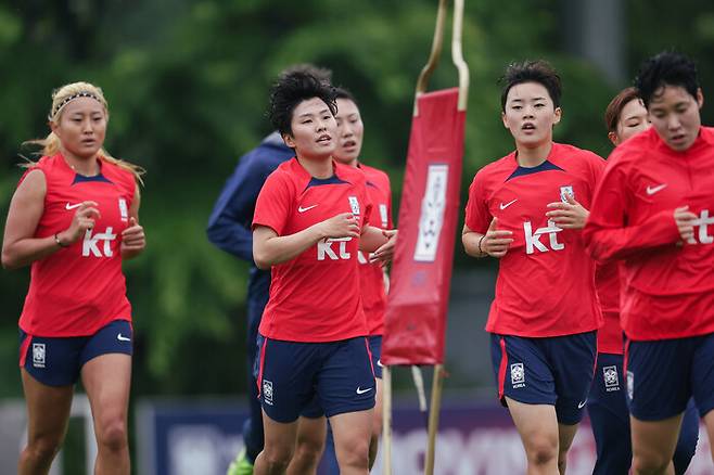 지소연(가운데) 등 여자축구대표팀 선수들이 파주트레이닝센터(NFC)에서 훈련하고 있다. 대한축구협회 제공