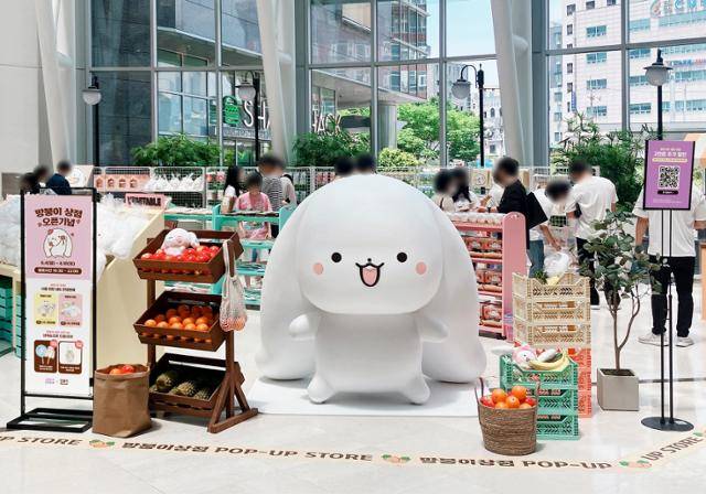 핸드허그가 서울 영등포 타임스퀘어 팝업 매장에 설치한 '망붕이' 캐릭터. 핸드허그 제공