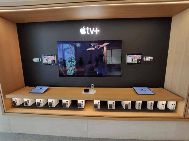 서울 강남구 '애플 강남'은 상대적으로 작은 규모지만 애플이 제공하는 각종 콘텐츠와 전자기기를 결합해 제품을 홍보하고 있다. 송주용 기자