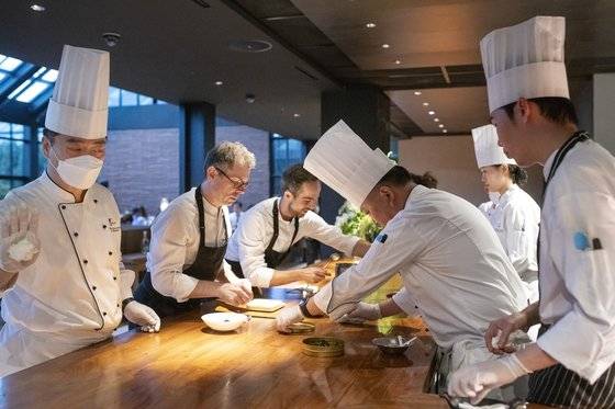 지난달 28일 서울 서초구 반포동 JW 메리어트 호텔 서울의 ‘더 마고 그릴’에서 열린 갈라 디너에서 파스칼 바흐보(왼쪽 두 번째) 셰프가 요리를 준비하고 있다. 사진 JW메리어트호텔 서울