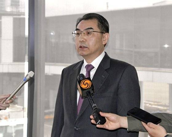 우장하오 주일 중국대사가 지난 3월 일본 나리타 공항을 통해 입국한 뒤 취재진 질문에 답하고 있다. 연합뉴스