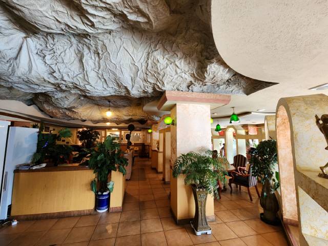 ▲ 레트로 감성이 물씬 느껴지는 삼척 세모 레스토랑 내부 인테리어