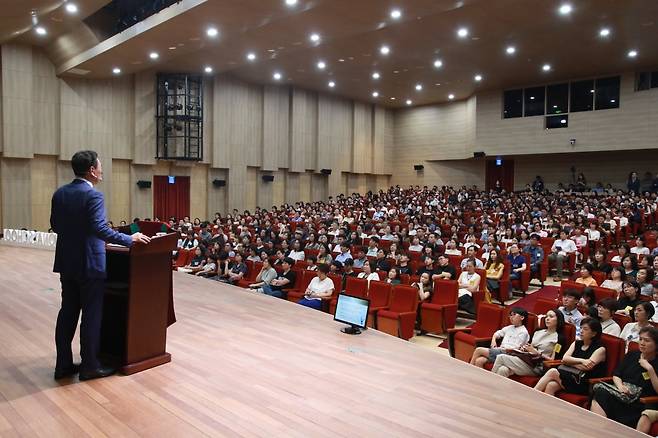 지난 2018년 서대천 SDC인터내셔널스쿨학원 이사장이 서초문화예술회관에서 입학 설명회를 진행하고 있다. 이번 설명회는 코로나로 5년 만에 열린다./사진=SDC인터내셔널스쿨 제공