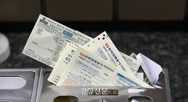 공공요금 인상에 전기·가스·수도 물가가 치솟으며 전체 물가 상승률은 9개월째 5% 이상을 기록한 가운데 지난 2월 2일 서울 시내의 한 주택가 우편함에 각종 공공요금 고지서가  꽂혀있다. 권도현 기자