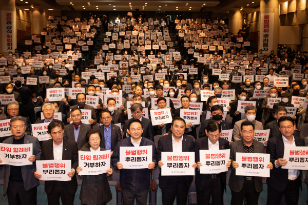 지난 3월 8일 원희룡 국토교통부 장관(가운데)과 업계 관계자들이 서울에서 열린 ‘건설 현장 불법·부당행위 실태 고발 증언대회’에서 자정 결의를 하고 있다. 국제신문DB