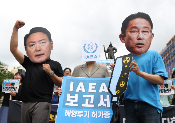 5일 오전 서울 종로구 광화문광장에서 일본방사성오염수해양투기저지공동행동이 연 ‘IAEA 최종보고서 발표 대응 기자회견’에서 참가자들이 오염수 방류와 관련된 IAEA 보고서를 규탄하는 퍼포먼스를 진행하고 있다. 연합뉴스