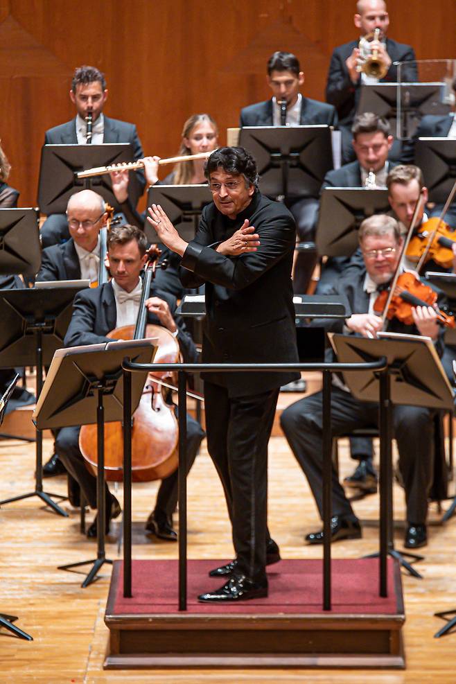 Conductor Michael Sanderlin guides the audience's applause while performing "Hungarian Dance No. 5" in an encore on Sunday at Seoul Arts Center. (Vincero)