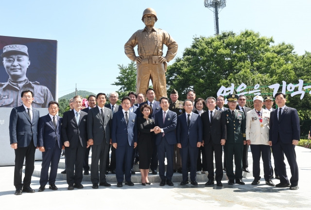 5일 경북 칠곡군 다부동전전기념관에서 개최된 ‘백선엽 장군 동상 제막식 및 서거 3주기 추모행사’에서 참석자들이 기념 촬영하고 있다.  경북도 제공