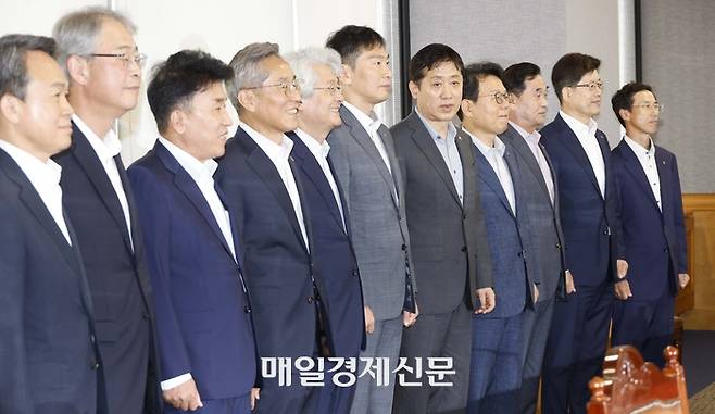 5일 오전 서울 중구 전국은행연합회에서 열린 은행지주회장 간담회에서 진옥동 신한금융지주 회장(왼쪽부터)과 임종룡 우리금융그룹 회장, 함영주 하나금융지주 회장, 윤종규 KB금융지주 회장, 김태오 DGB금융지주 회장, 이복현 금융감독원장, 김주현 금융위원회 위원장, 김광수 은행연합회 회장, 김기홍 JB금융지주 회장, 빈대인 BNK금융지주 회장, 김익수 NH금융지주 부사장이 기념 촬영을 하고 있다. 2023.7.5 [김호영기자]