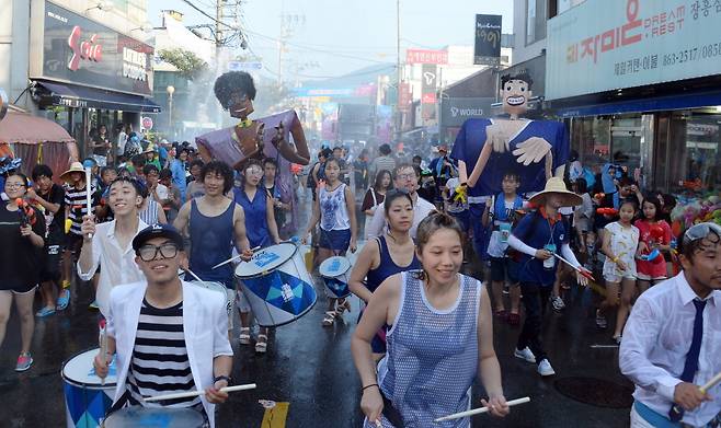 장흥군 정남진장흥물축제 기간 중 열리는 살수대첩 거리퍼레이드./사진제공=장흥군