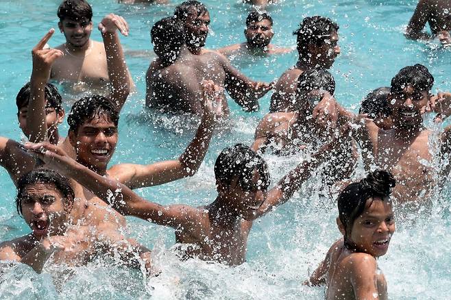 지난달 18일(현지시간) 인도 펀자브루 암리차르에서 주민들이 더위를 피해 물놀이를 즐기고 있다./AFPBBNews=뉴스1