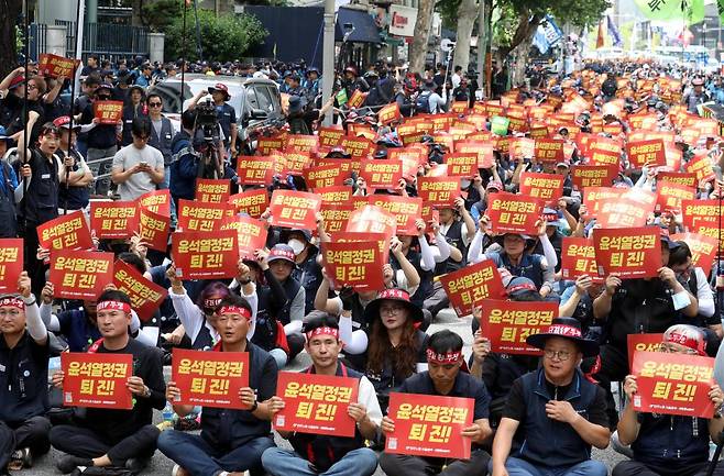 [서울=뉴시스] 조성봉 기자= 5일 오후 서울 서대문구 경찰청 앞에서 열린 ‘노동·민생·민주·평화 파괴 윤석열 정권 퇴진! 민주노총 세종·충남본부, 서울지역본부 총파업 결의대회에서 참가자들이 구호를 외치고 있다. 2023.07.05.