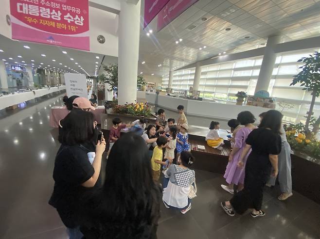 지난달 14일 세종시청사 로비에서 보육교사 집단퇴사로 피해를 입은 어린이집 학부모들과 자녀들이 공무원들과 면담을 위해 기다리고 있다. [세종 국공립어린이집 학부모 제공]