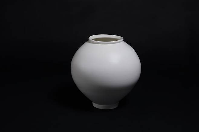 강민수, 달항아리, 2022, White Porcelain jar, 46x45x17.2cm *재판매 및 DB 금지