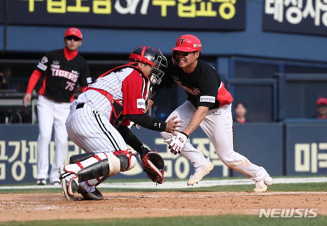 [서울=뉴시스] 고승민 기자 = 30일 서울 잠실야구장에서 열린 2023 KBO 리그 KIA 타이거즈 대 LG 트윈스 경기, KIA 공격 7회초 1사 2루 상황 2번타자 고종욱 우익수 앞 1루타 때 2루주자 류지혁이 홈으로 쇄도하고 있다. 2023.04.30. kkssmm99@newsis.com