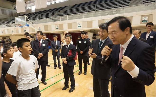 [용인=뉴시스] 이주호 사회부총리 겸 교육부장관, 임태희 경기도교육감이 5일 오후 용인대학교에서 대학이 진행하는 체육활동에 참여 중인 지역 초등학생들과 대화를 나누고 있다. (사진=경기도교육청 제공) 2023.07.05. photo@newsis.com *재판매 및 DB 금지