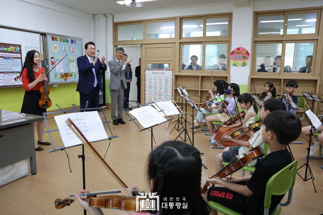 윤석열 대통령이 3일 경기 수원초등학교를 찾아 방과후 돌봄·교육 프로그램인 '늘봄학교'를 참관하고 있다. 대통령실