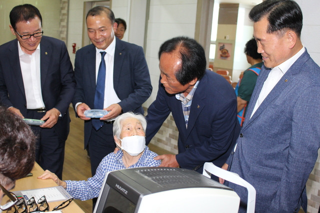 전북 고창농협이 5일 진행한 농업인행복버스에서 유덕근 조합장(오른쪽 두번째부터), 김영일 전북농협본부장, 김원철 전북도조합운영협의회 위원장(부안농협 조합장), 이문구 NH농협 고창군지부장(〃맨 오른쪽)이 어르신들에게 검안을 안내하고 있다.