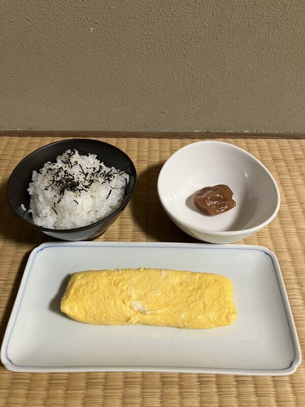 45세의 나이에 9천400만 엔(약 8억 4천만 원)을 모은 일본인 남성이 공개한 자신의 저녁 식사. 김가루가 뿌려진 쌀밥, 매실 장아찌 1개, 계란말이 1개가 전부다. (사진=@MaqwgNaJKDOnxGb 트위터 캡쳐)