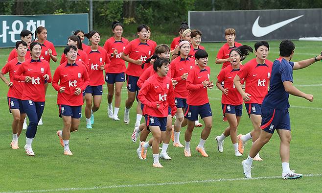 지소연을 비롯한 2023 국제축구연맹(FIFA) 호주·뉴질랜드 여자 월드컵에 출전하는 대표팀 선수들이 5일 경기 파주NFC에서 훈련을 하고 있다. 뉴스1