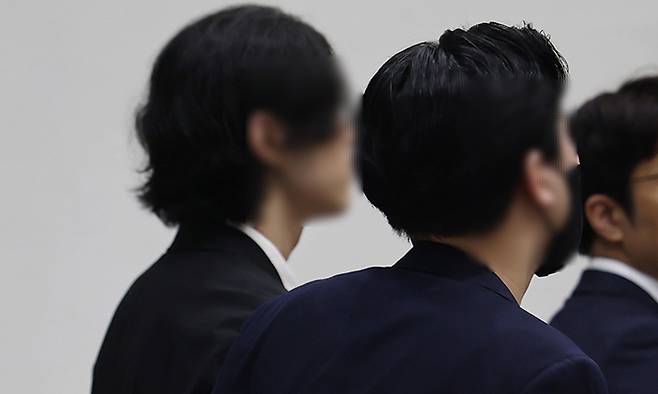 온라인 커뮤니티 디시인사이드의 우울증갤러리를 고리로 만나 특정 지역에서 함께 생활하며 미성년자 대상 범죄를 저질렀다는 의혹을 받는 이른바 '신대방팸' 멤버 2명이 5일 서초구 서울중앙지법에서 열리는 영장실질심사에 출석하고 있다. 연합뉴스